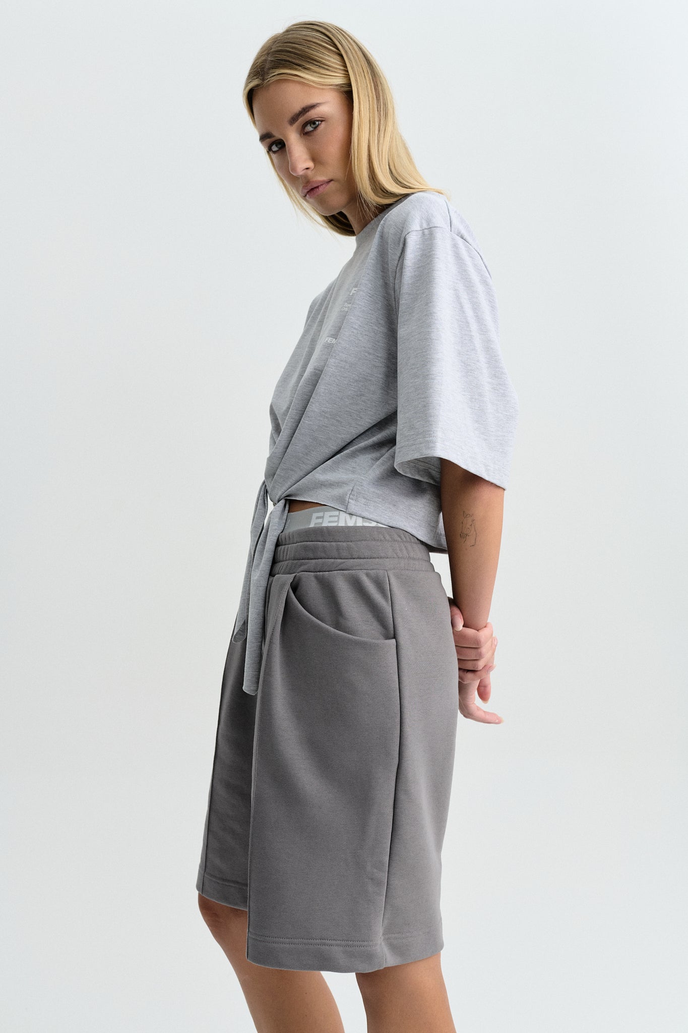 CREASE SWEATHORTS GREY